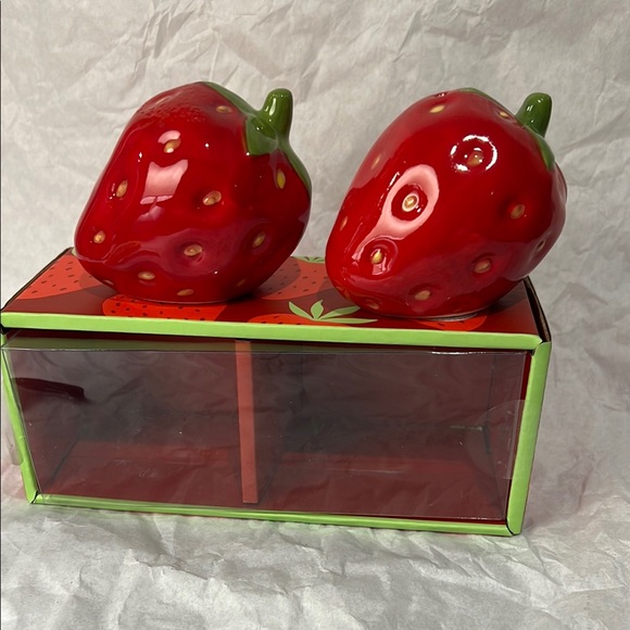 Strawberry Ceramic Salt and Pepper Shakers - Picture 1 of 5
